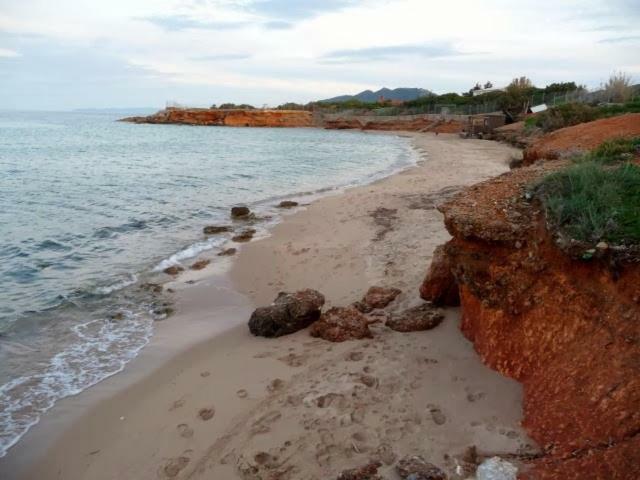Sunshine'S House Near The Beach, 10 Min From The Airport Артемида Екстериор снимка