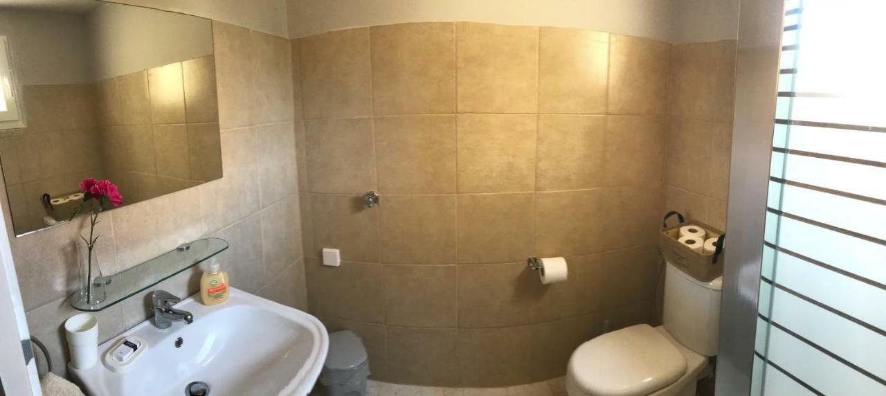 Sunshine'S House Near The Beach, 10 Min From The Airport Артемида Екстериор снимка